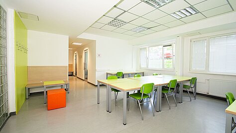 Učilnica v domu B (na fotografiji je prostor z mizami in stoli)